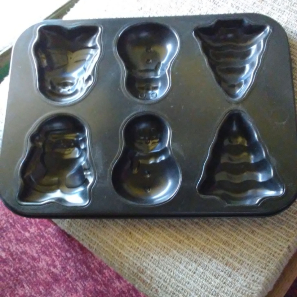 METAL CHRISTMAS SHAPES CAKE PAN. SANTA, SNOWMAN AND TREE